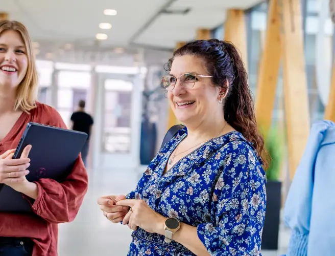 Vrouw op loopbrug donker haar donker top