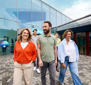 DT groep loopt naar buiten