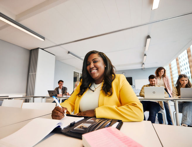 DT vrouw met blazer in lokaal